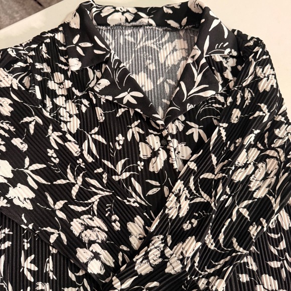 Adrianna Papell Tops - Adrianna Papell Black White Floral Micro Pleat Button Front Blouse Top Womens